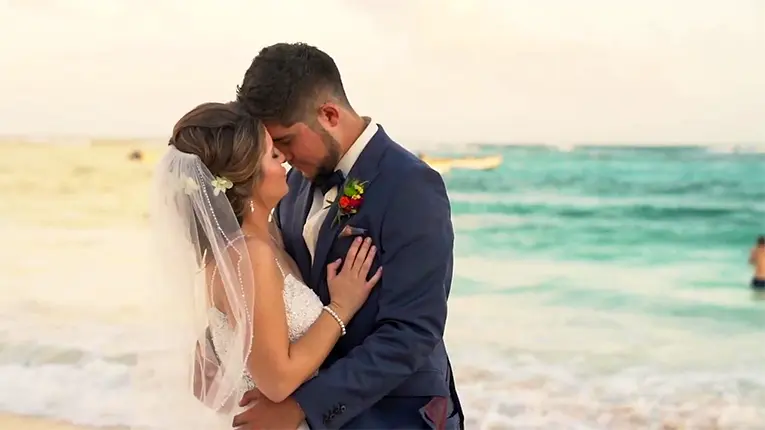 Hochzeitspaar umarmt sich am Strand