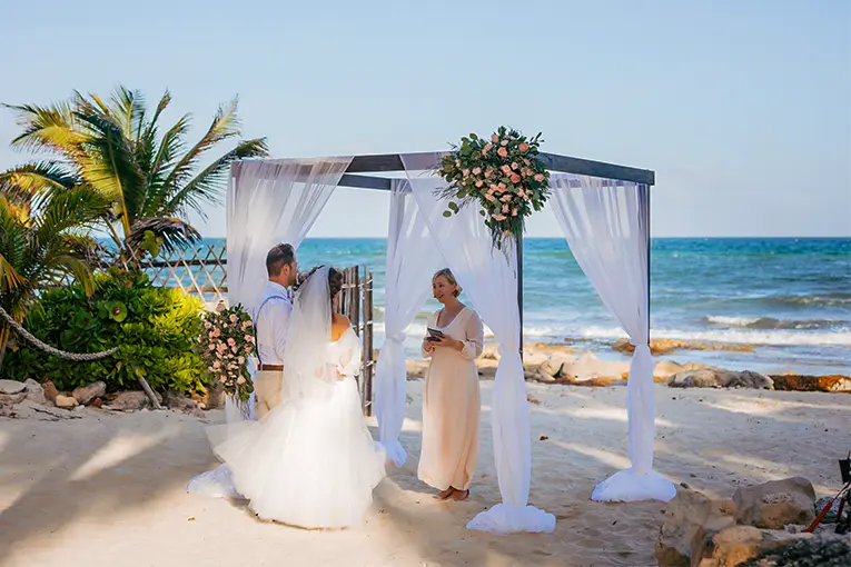 Hochzeitspaar mit Gelena Doehmel bei einer privaten Strandhochzeit in Mexiko